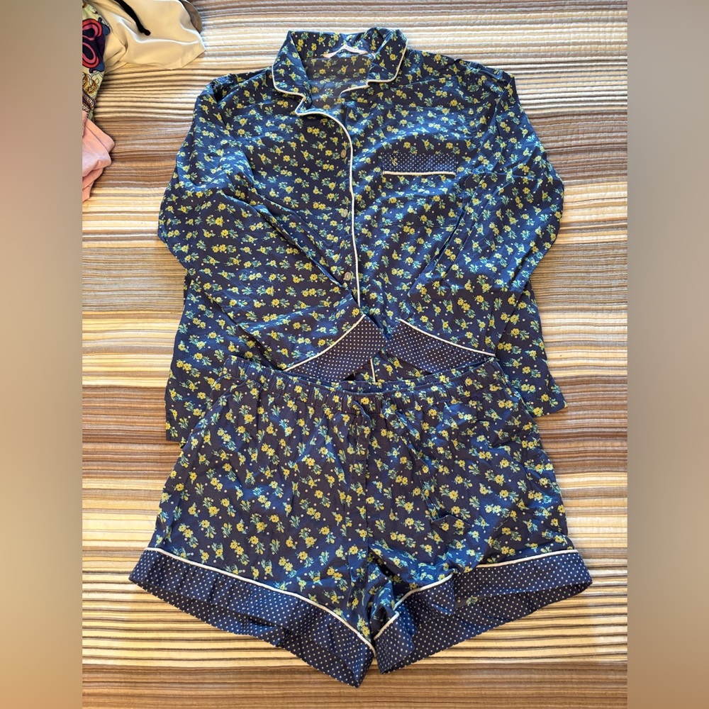 Victoria's Secret Floral Lightweight Long Sleeve Top & Shorts Pajamas Small